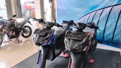 Vario 125 Street tampil sporty dengan setang naked dan fitur modern. Skutik ini irit, stylish, dan cocok untuk anak muda aktif.