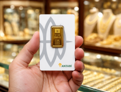 Harga Emas Antam Melemah Hari Ini, Investor Tahan Napas