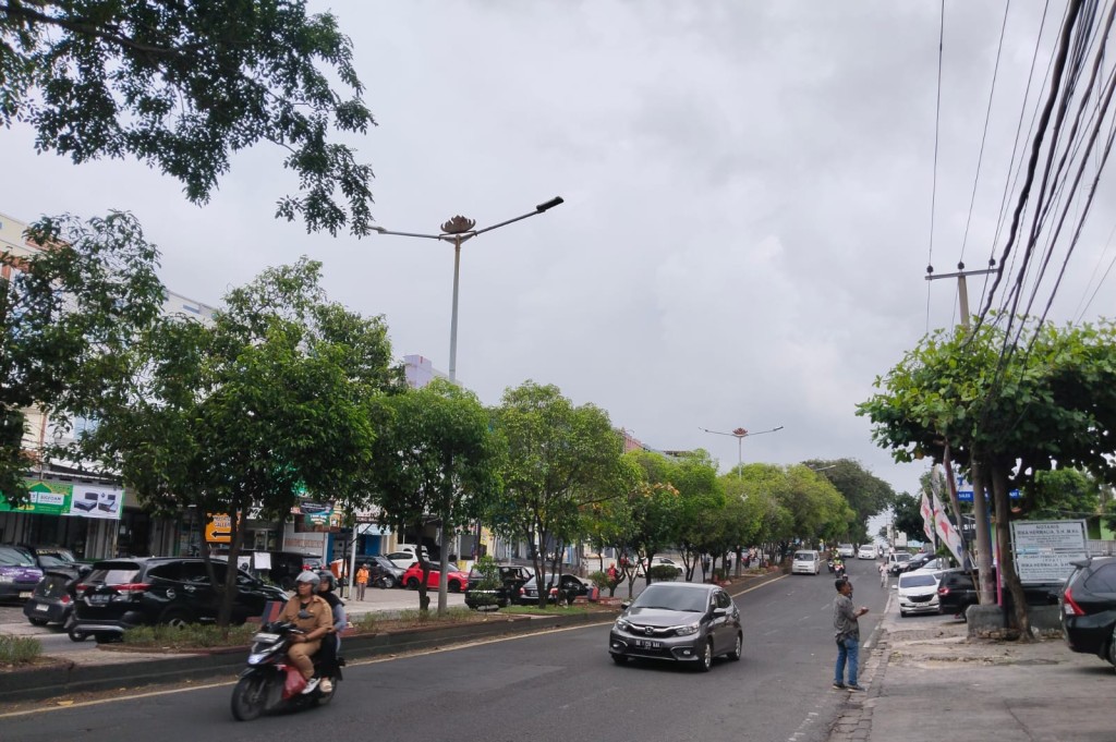 Cuaca Lampung hari ini didominasi hujan sejak pagi hingga sore, disertai potensi petir dan angin kencang di banyak wilayah.