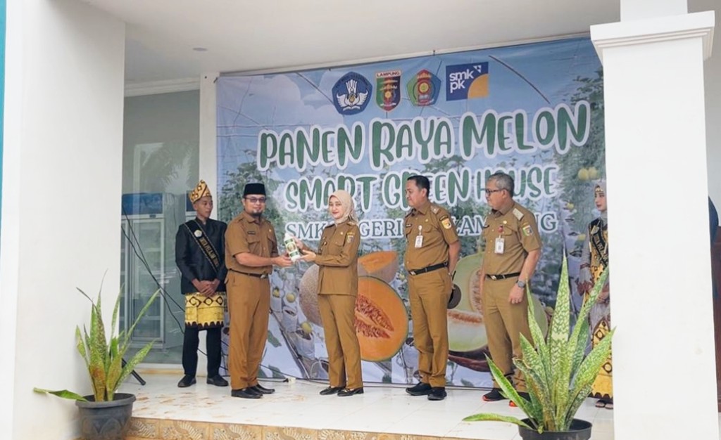 Panen Raya Melon Smart Green House SMK Negeri SPP Lampung.