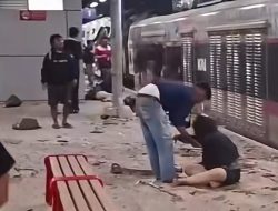 KRL dan KA Argo Bromo Tabrakan di Stasiun Bekasi Timur, Evakuasi Penumpang Berlangsung