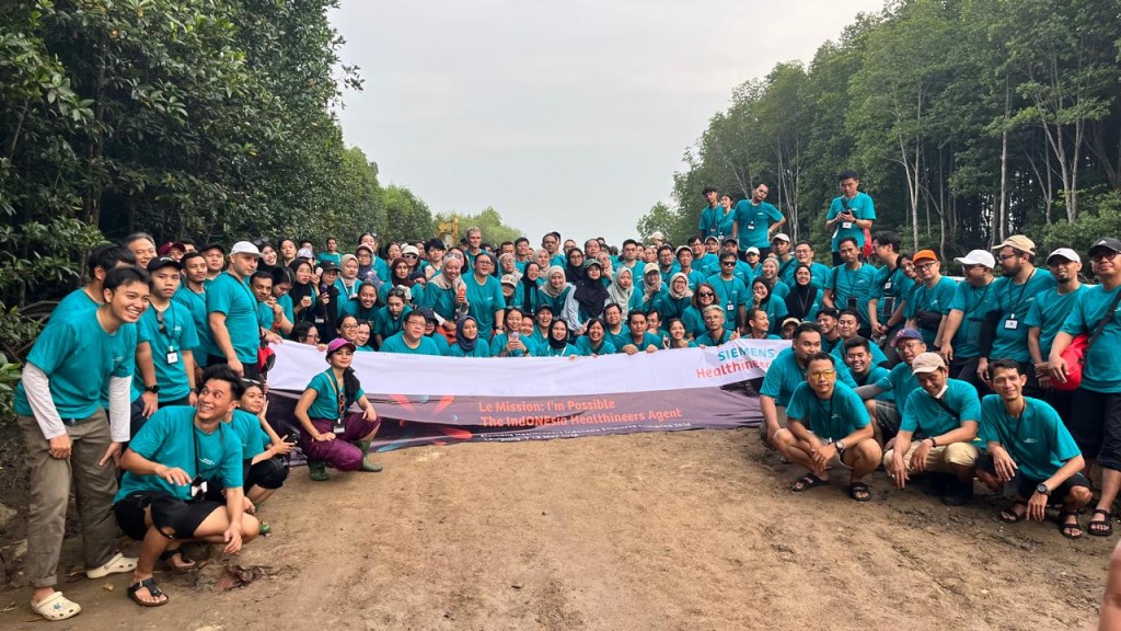 Siemens Healthineers Indonesia menanam 2.000 mangrove di Pesawaran bersama masyarakat Desa Sidodadi demi menjaga pesisir Lampung.