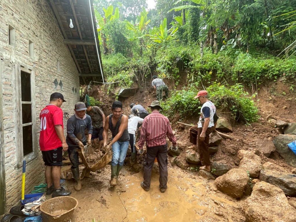 Destana Desa Maja bersama warga, BPBD Lampung Selatan, dan pemerintah setempat bergotong royong membersihkan material longsor serta mengamankan lokasi terdampak.