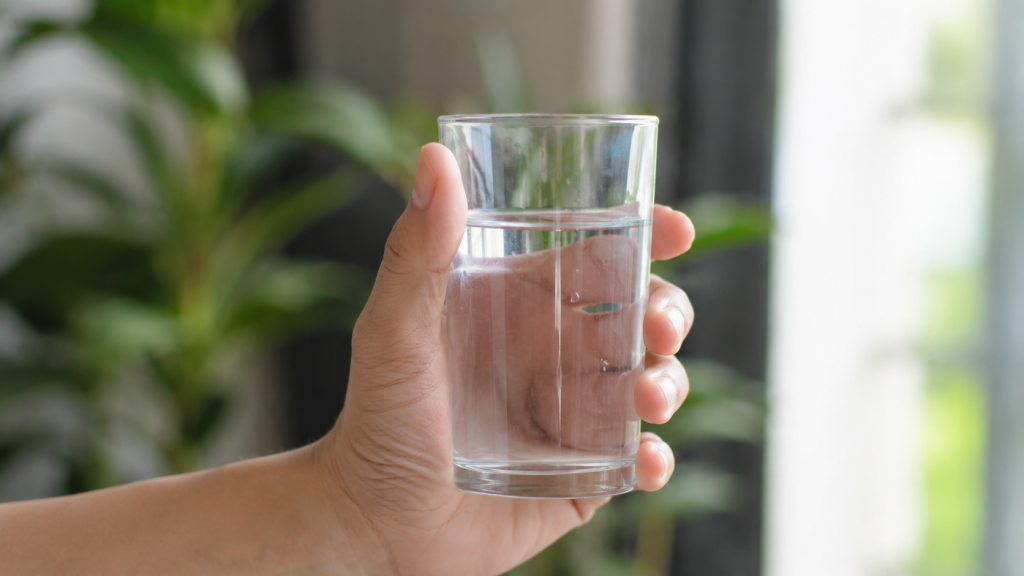 Air putih membantu organ bekerja optimal, menjaga metabolisme, hingga mencegah dehidrasi yang sering diabaikan banyak orang.