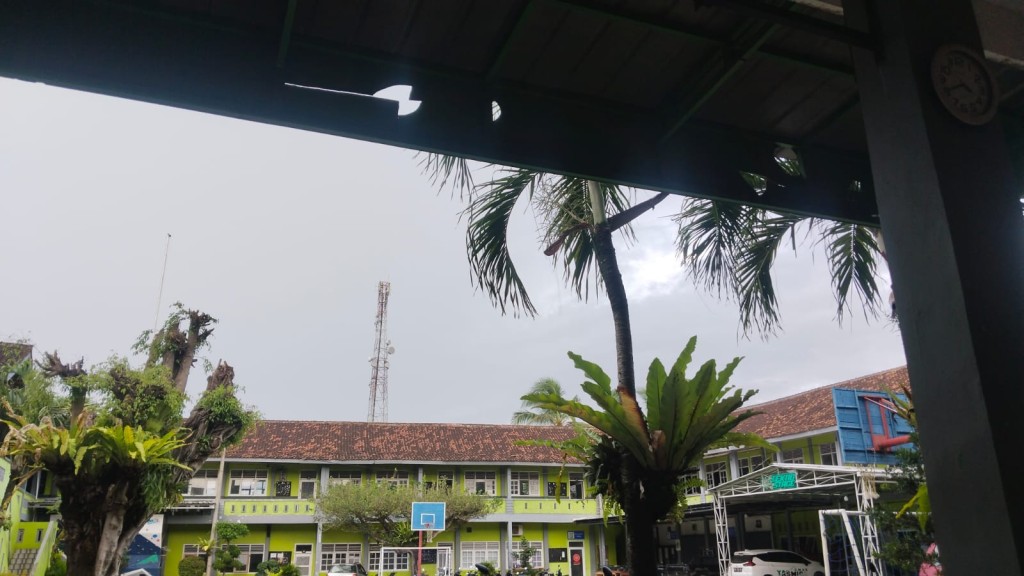BMKG Lampung mengeluarkan peringatan dini hujan lebat disertai petir dan angin kencang di sejumlah wilayah Lampung hingga pagi hari.