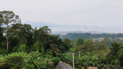 BMKG memprakirakan hujan mengguyur banyak wilayah Lampung pada Rabu, 13 Mei 2026. Warga diminta waspada terhadap potensi petir dan angin kencang.