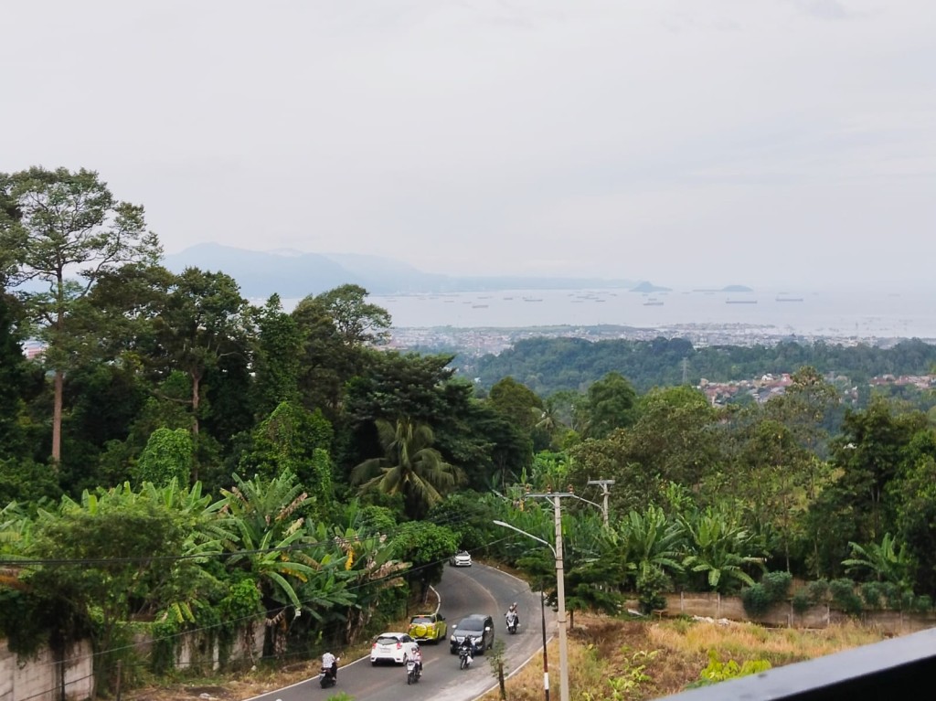 BMKG memprakirakan hujan mengguyur banyak wilayah Lampung pada Rabu, 13 Mei 2026. Warga diminta waspada terhadap potensi petir dan angin kencang.