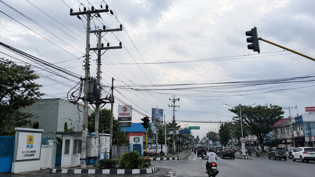 Pemadaman listrik massal melanda sejumlah wilayah Sumatera pada 22 Mei 2026. Gangguan transmisi di Jambi diduga memicu blackout hingga mengganggu aktivitas warga.
