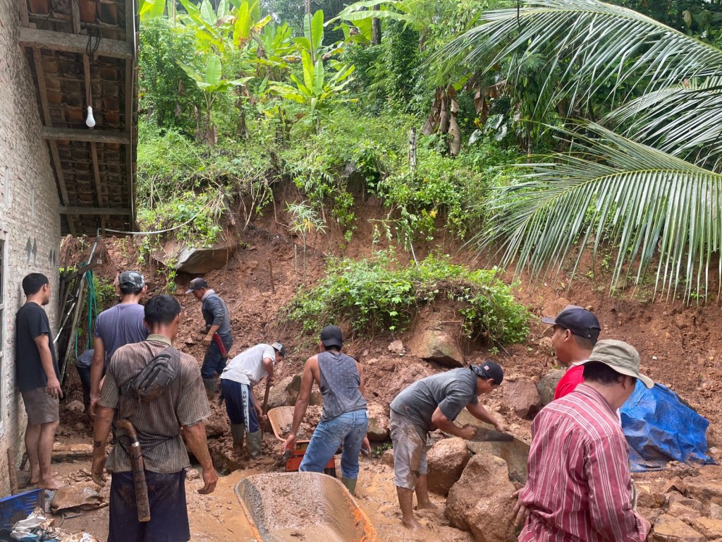 Hujan deras yang mengguyur Desa Maja memicu tanah longsor yang merusak bagian belakang rumah warga di Dusun 2. Tidak ada korban jiwa dalam kejadian tersebut.