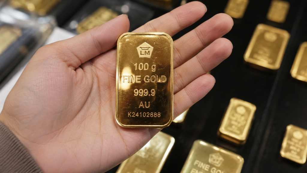 Harga emas Jumat 8 Mei 2026 mengalami kenaikan signifikan. Investor mulai memburu emas Antam, UBS, dan Galeri24 di tengah ketidakpastian ekonomi global.