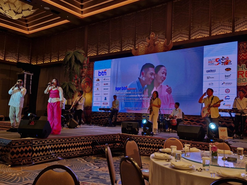 Suasana hiburan malam HUT ke-54 REI di Ballroom Lampung Marriott Resort & Spa berlangsung meriah dan penuh keakraban.