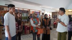 Dekranasda Ajak Tamu HUT Ke-54 REI Borong Kriya dan Wastra Lampung