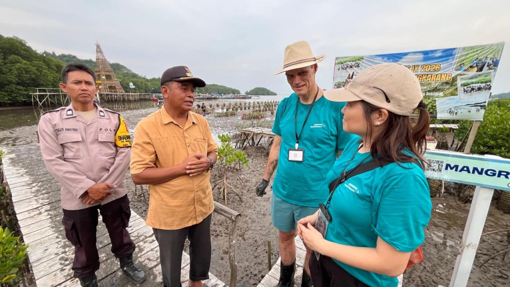 (Dari kanan) Head of Finance Siemens Healthineers ASEAN, Miki Yaguchi, President Director Siemens Healthineers Indonesia, Alfred Fahringer, Kepala Desa Sidodadi Tunggal Saputro, serta Bhabinkamtibmas Tulus Abdiyah berbincang usai kegiatan penanaman mangrove di kawasan Cuku Nyinyi, Desa Sidodadi, Pesawaran.
