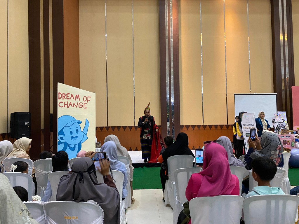 Jarwo Songha sukses menghibur penonton Say WaWay 2026 di Kota Metro lewat dongeng berbahasa Lampung yang sarat pesan menjaga lingkungan.