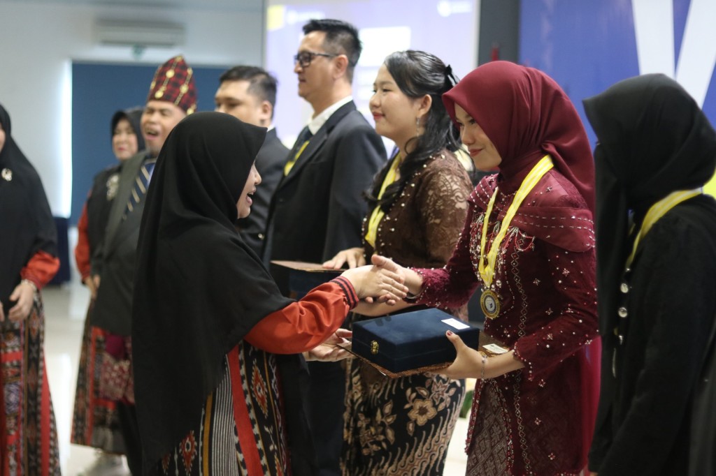 Yudisium FEB IIB Darmajaya 2026 berlangsung penuh haru. Sejumlah mahasiswa meraih IPK nyaris sempurna hingga 4,00 dan menorehkan prestasi akademik membanggakan.