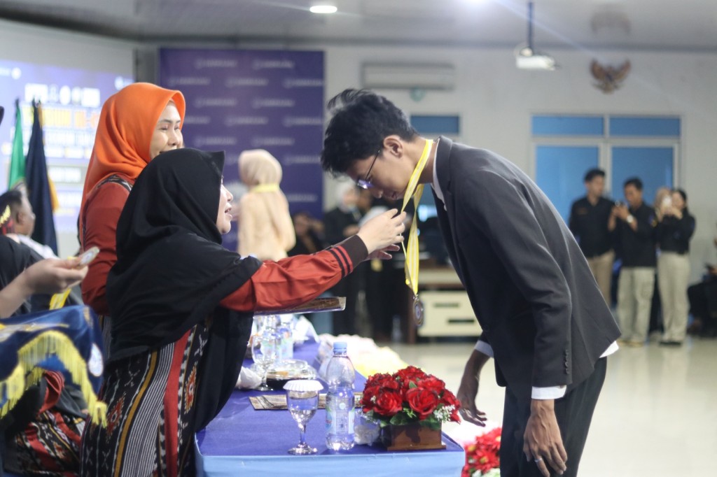 FEB IIB Darmajaya menggelar yudisium periode ganjil 2025/2026 dengan deretan lulusan berprestasi. Amelia Elga Christine menjadi mahasiswa terbaik setelah meraih IPK sempurna 4,00.