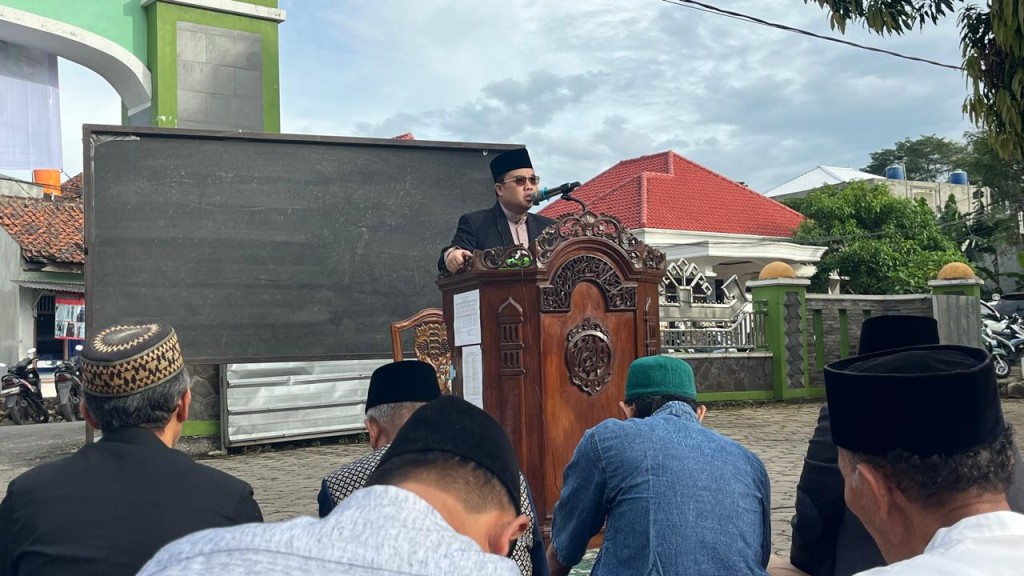 Kepala Kanwil Kemenag Lampung, Zulkarnain, menyampaikan khutbah Iduladha yang mengajak umat memperkuat syukur, ketakwaan, dan kepedulian sosial melalui ibadah kurban.