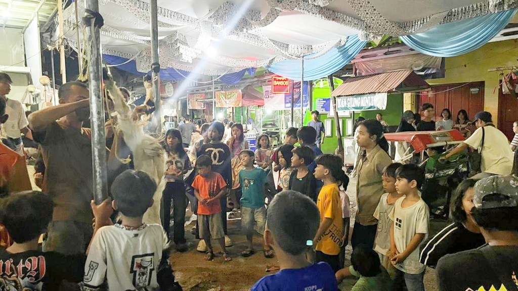 Warga pesisir Bandar Lampung merayakan malam Iduladha dengan kebersamaan, tradisi turun-temurun, dan persiapan hewan kurban.
