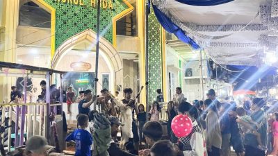 Suasana malam takbiran di Kampung Nelayan Gudang Lelang dipenuhi gema takbir dan keceriaan anak-anak yang memukul bedug di halaman masjid.