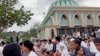 Ratusan jamaah memadati pelataran Masjid Ulul Albaab, Natar, Lampung Selatan, saat melaksanakan Salat Iduladha 1447 Hijriah dengan suasana khidmat dan penuh kekhusyukan.