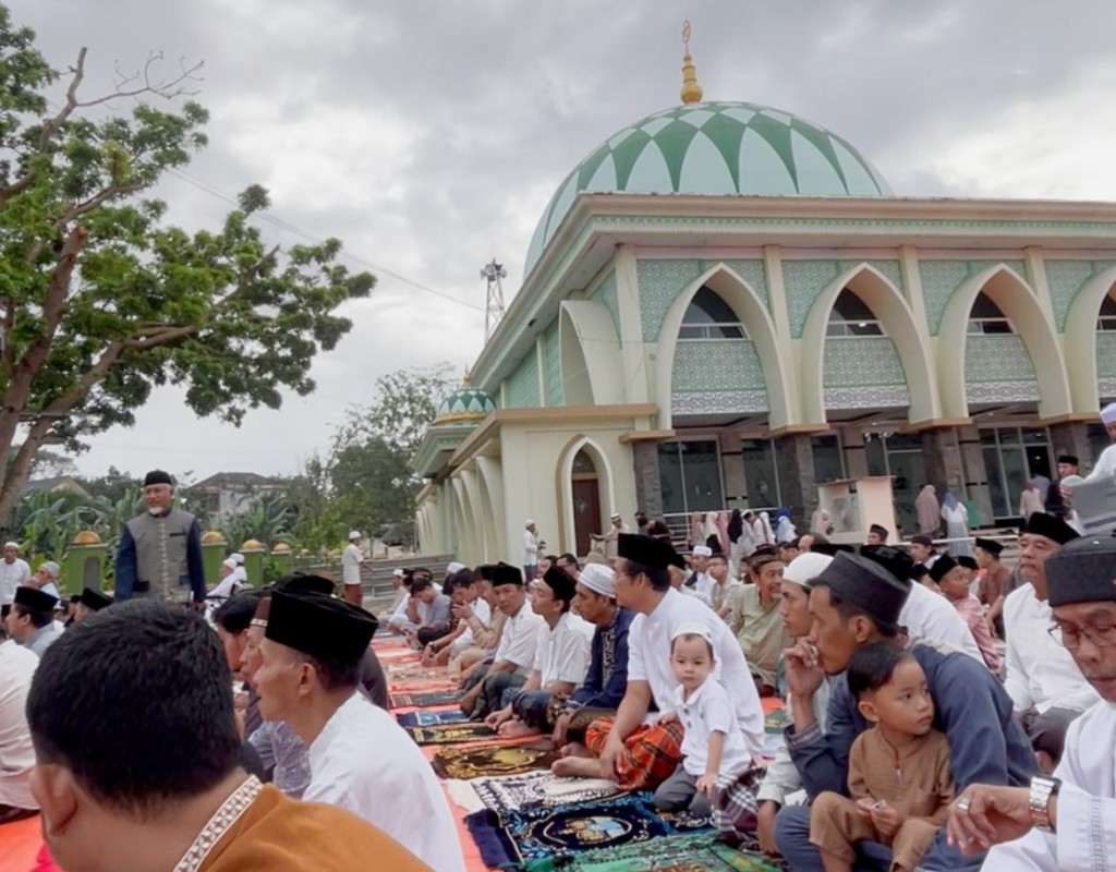 Ratusan jamaah memadati pelataran Masjid Ulul Albaab, Natar, Lampung Selatan, saat melaksanakan Salat Iduladha 1447 Hijriah dengan suasana khidmat dan penuh kekhusyukan.