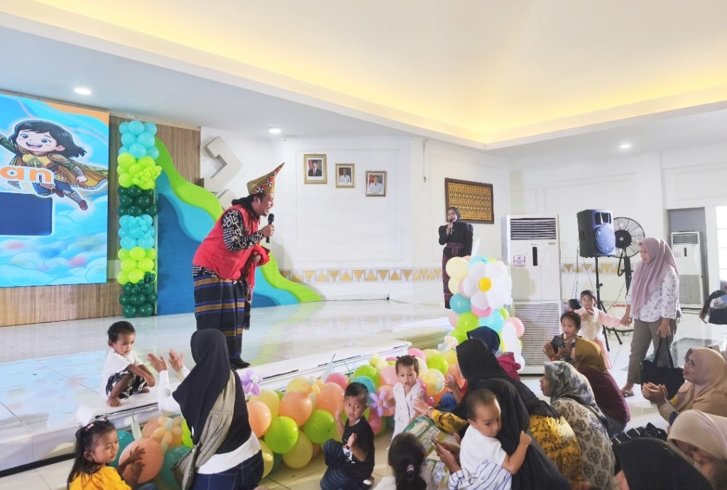 Ratusan ibu dan anak antusias mengikuti dongeng edukatif Jarwo Songha tentang pentingnya imunisasi lengkap bagi kesehatan anak.