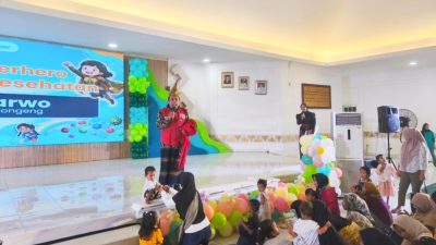 Jarwo Songha Pukau Ratusan Penonton dalam Dongeng “Kejar Imunisasi” di Pesawaran