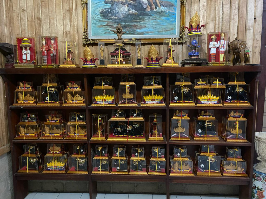 Pusat Miniatur Gajah Lampung & Menara Siger berkualitas di Kota Metro. Melayani retail, grosir, dan custom souvenir.