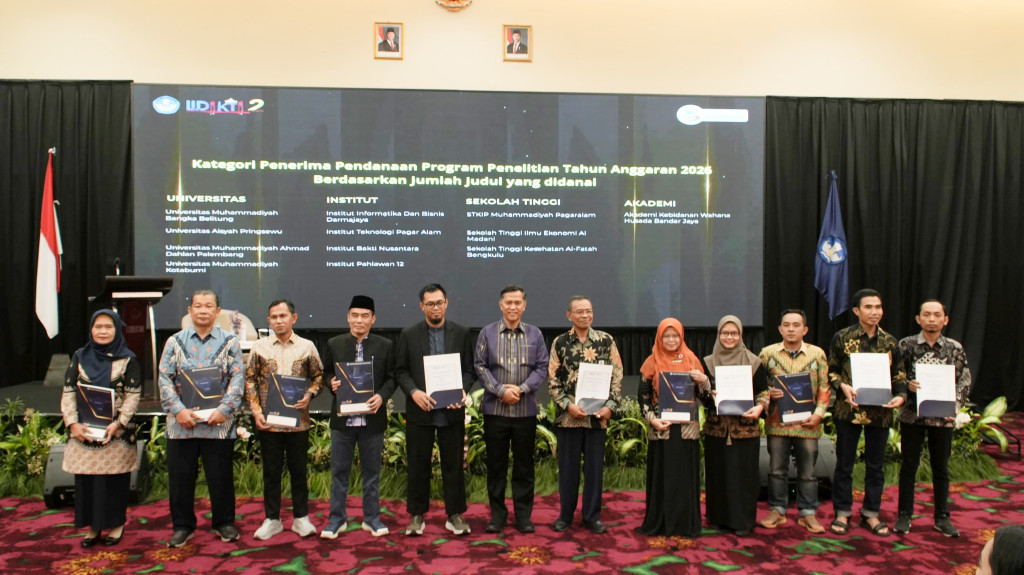 Universitas Muhammadiyah Kotabumi berhasil meraih penghargaan Peringkat III pendanaan program penelitian 2026 dari LLDIKTI Wilayah II sebagai bentuk apresiasi atas produktivitas dan kualitas riset dosennya.