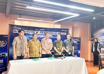 Auto2000 Lampung memperkenalkan Toyota Veloz Hybrid EV melalui kegiatan test drive. MPV hybrid ini mengusung teknologi self-charging, irit bahan bakar, nyaman dikendarai, dan cocok untuk mobilitas keluarga.