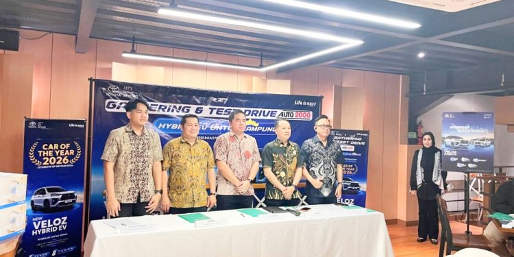 Auto2000 Lampung memperkenalkan Toyota Veloz Hybrid EV melalui kegiatan test drive. MPV hybrid ini mengusung teknologi self-charging, irit bahan bakar, nyaman dikendarai, dan cocok untuk mobilitas keluarga.