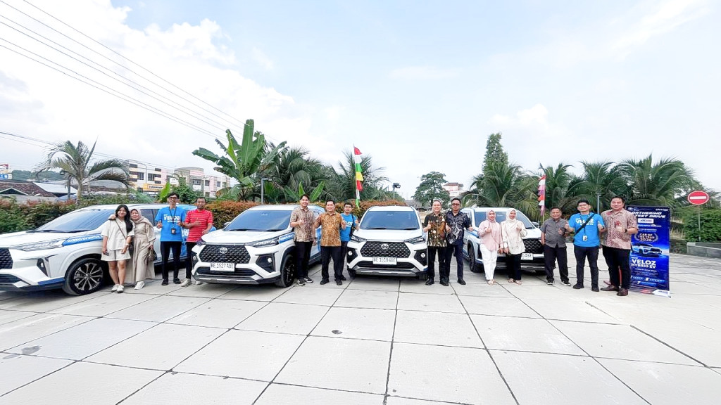 Auto2000 Lampung memperkenalkan Toyota Veloz Hybrid EV melalui kegiatan test drive. MPV hybrid ini mengusung teknologi self-charging, irit bahan bakar, nyaman dikendarai, dan cocok untuk mobilitas keluarga.