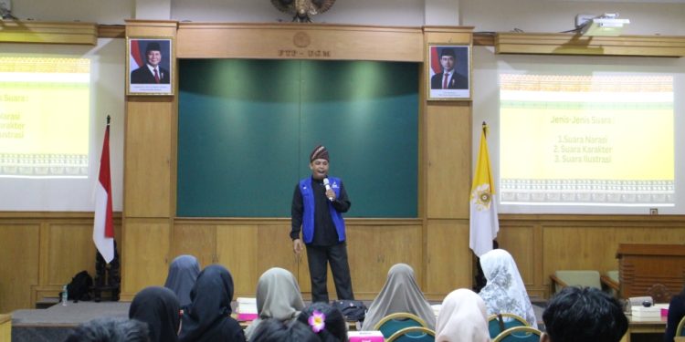 Tri Sujarwo Latih Mahasiswa UGM Mendongeng untuk KKN Gorontalo