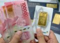 Perbandingan menabung uang dan emas. Emas dikenal mampu menjaga nilai aset dalam jangka panjang, sementara uang tunai menawarkan kemudahan akses untuk kebutuhan sehari-hari.