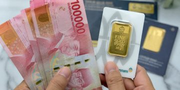 Perbandingan menabung uang dan emas. Emas dikenal mampu menjaga nilai aset dalam jangka panjang, sementara uang tunai menawarkan kemudahan akses untuk kebutuhan sehari-hari.