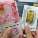 Perbandingan menabung uang dan emas. Emas dikenal mampu menjaga nilai aset dalam jangka panjang, sementara uang tunai menawarkan kemudahan akses untuk kebutuhan sehari-hari.