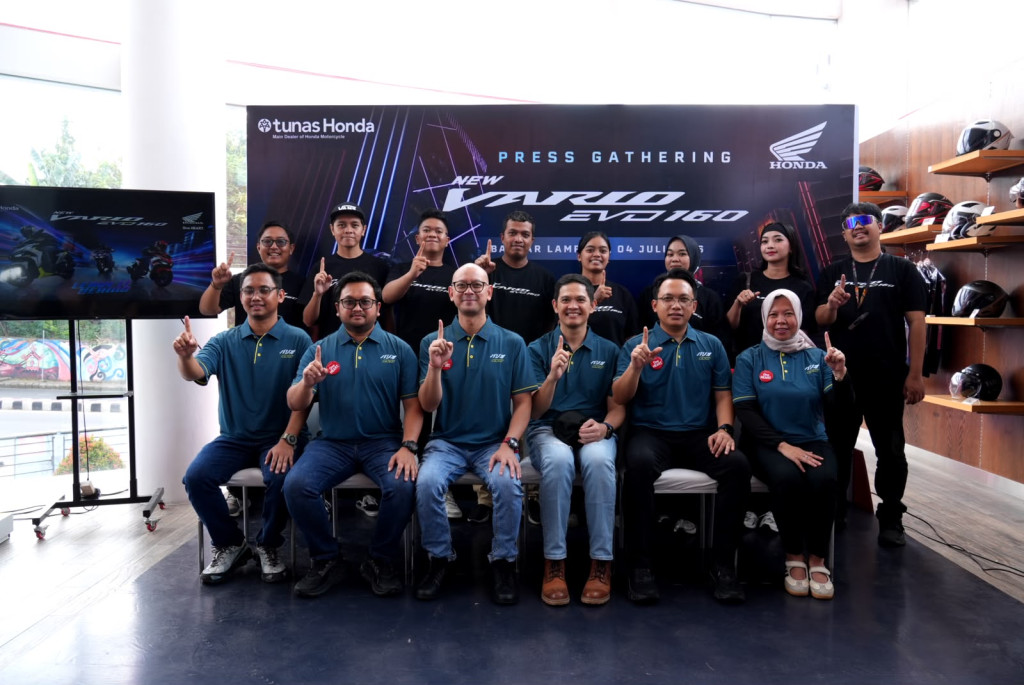 New Honda Vario Evo 160 resmi hadir di Lampung dengan desain yang lebih agresif, mesin 160cc eSP+ yang bertenaga namun tetap irit, serta fitur modern seperti USB Type-C Charger, Honda Smart Key, full digital panel meter, dan pilihan warna baru yang lebih stylish. Skutik terlaris di kelasnya ini dipasarkan mulai Rp28,761 juta OTR Lampung.