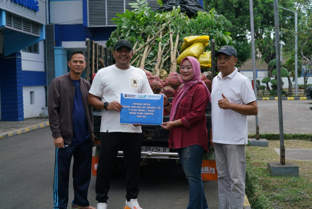 Pelindo Regional 2 Panjang menanam 250 bibit pohon melalui Program Greenbelting untuk mendukung pelabuhan hijau dan penyerapan karbon.
