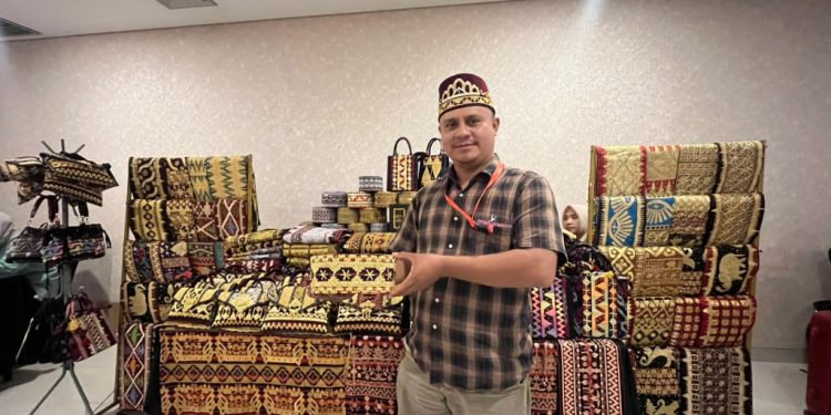 Akraf Tapis Jadi Andalan Para Pejabat, Kualitas Handmade Tembus Pasar Nasional