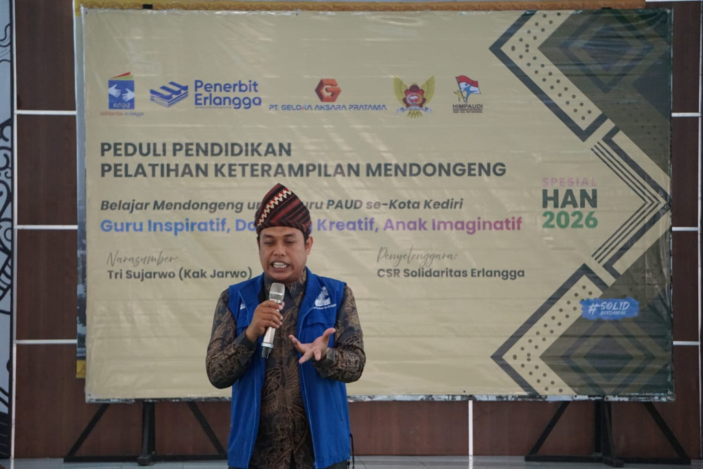 Jarwo Songha membagikan teknik dasar mendongeng, olah vokal, hingga tips menghadapi lomba FLS3N dalam pelatihan yang berlangsung di Aula Kecamatan Pesantren, Kota Kediri.