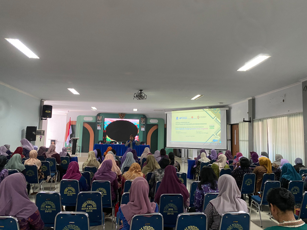 Dinas Pendidikan Kota Kediri bersama Solidaritas Erlangga (SOGA) menggelar Pelatihan Mendongeng bagi 100 guru TK dan PAUD dengan menghadirkan pendongeng nasional asal Lampung, Jarwo Songha, sebagai narasumber utama.
