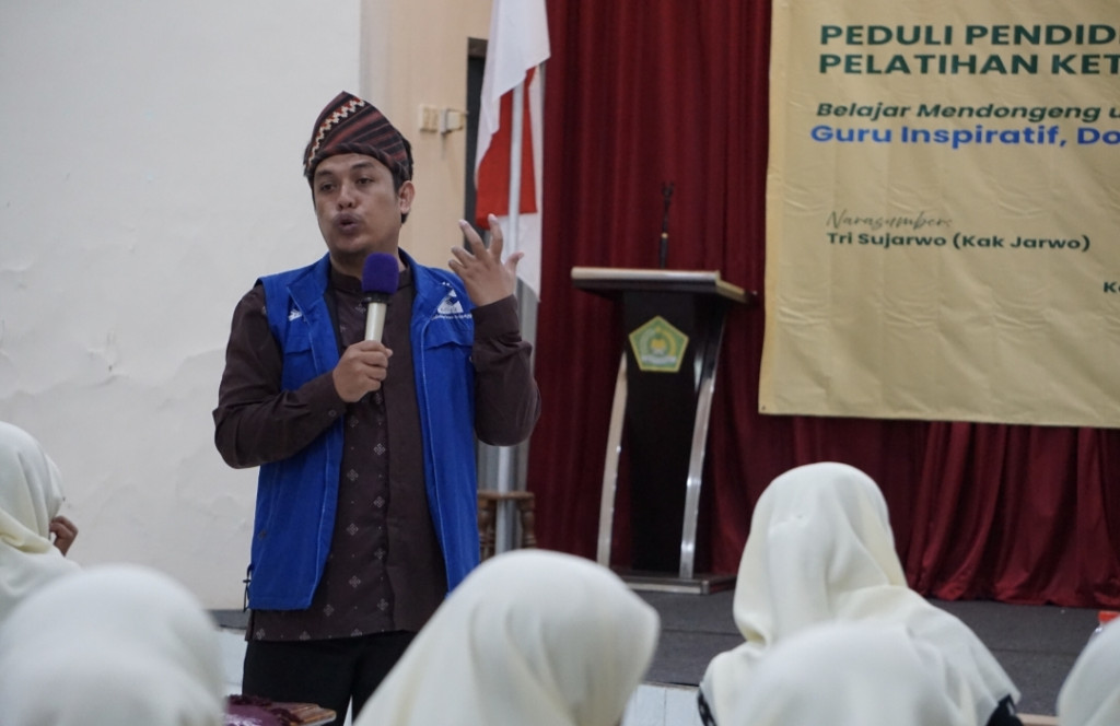 Pendongeng nasional asal Lampung,Jarwo Songha, menjadi narasumber Safari Pelatihan Mendongeng yang digelar SOGA di lima kota di Pulau Jawa dan diikuti sekitar 900 guru.