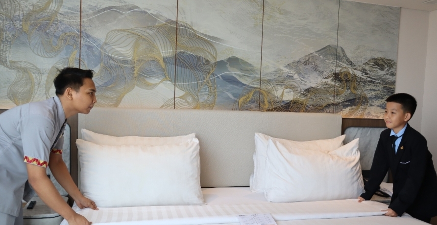 Santika Indonesia Hotels & Resorts sukses menggelar GM For A Day 2026. Sebanyak 43 anak terpilih, termasuk perwakilan Hotel Santika Premiere Lampung, memimpin operasional hotel selama sehari.