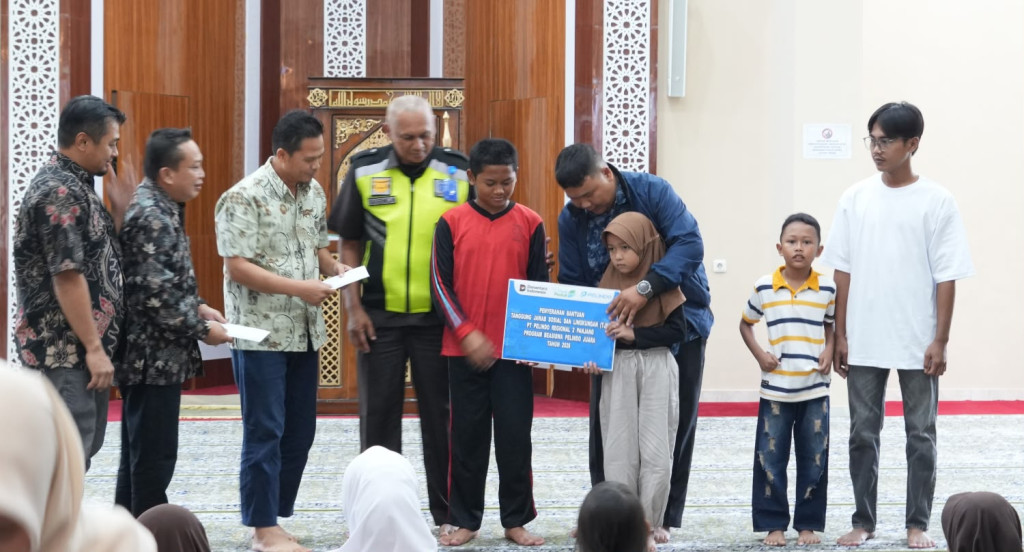 PT Pelabuhan Indonesia (Persero) Regional 2 Panjang menyalurkan 40 Beasiswa Pelindo Juara kepada anak-anak pekerja berprestasi sebagai bentuk dukungan terhadap peningkatan kualitas pendidikan dan sumber daya manusia.
