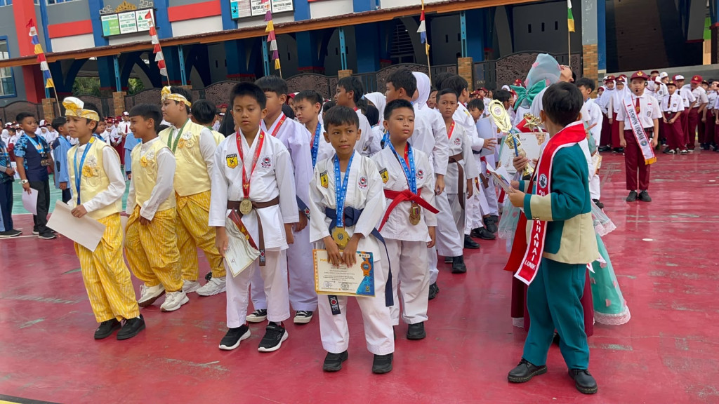 SDIT Baitul Jannah mengapresiasi raihan 124 piala siswa melalui Championship Elang Muda dan menargetkan 500 prestasi pada Tahun Ajaran 2026/2027.