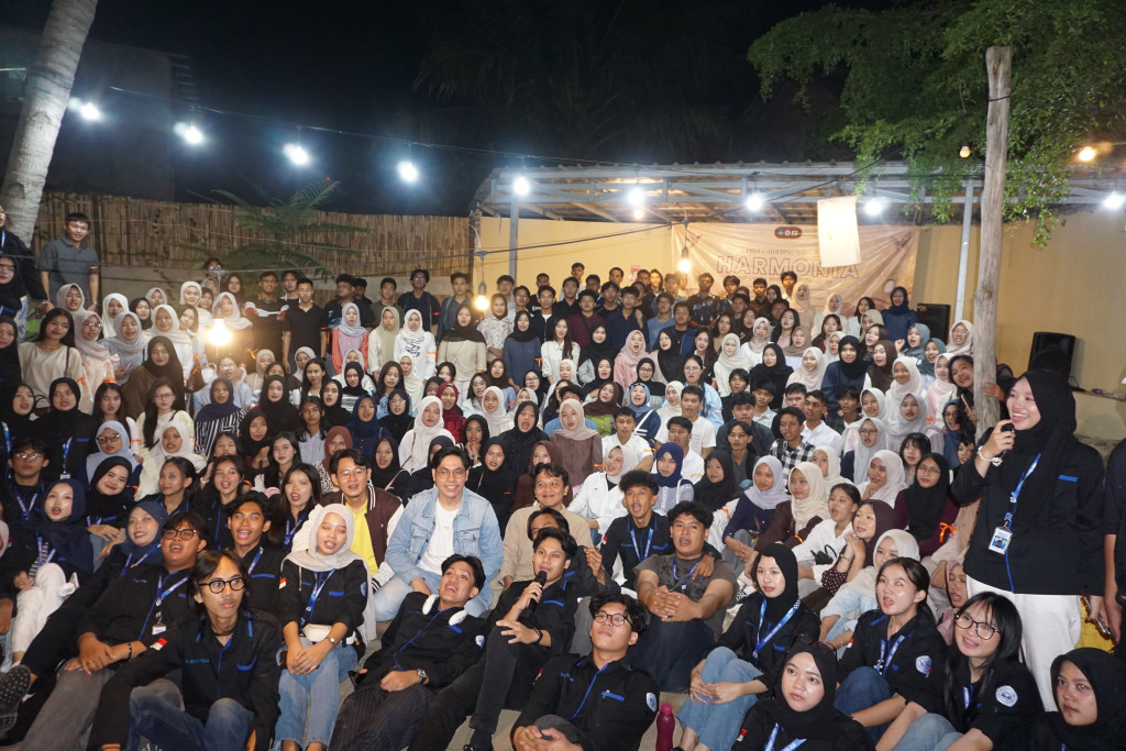 Keseruan mahasiswa baru HMJ Sosiologi saat mengikuti games dalam kegiatan First Gathering 2026 bertajuk “Awal Cerita, Melangkah Bersama”.