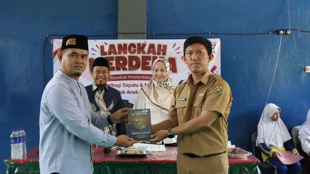 LAZ Darul Fattah Peduli menyalurkan bantuan dalam rangka Program Langkah Merdeka. Kegiatan berlangsung bersama siswa dan pihak sekolah SD Negeri 1 Sukamaju.