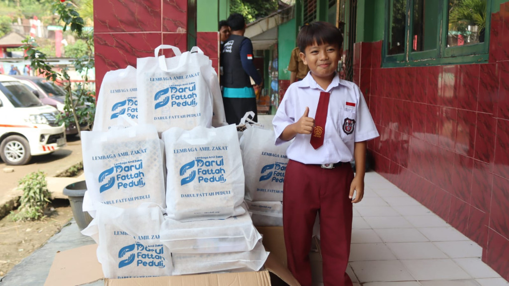 LAZ Darul Fattah Peduli bersama siswa dalam kegiatan Program Langkah Merdeka.