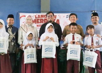 Kegiatan penyaluran bantuan oleh LAZ Darul Fattah Peduli kepada siswa SD Negeri 1 Sukamaju.