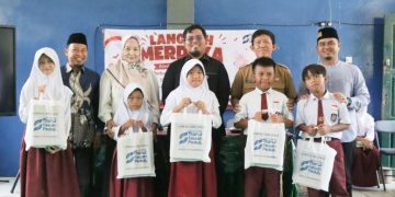 Kegiatan penyaluran bantuan oleh LAZ Darul Fattah Peduli kepada siswa SD Negeri 1 Sukamaju.